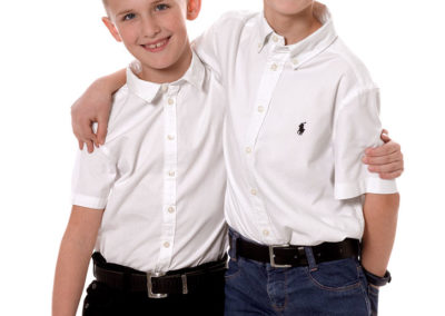 børnefoto af to seje brødre med armen om skuldrene
