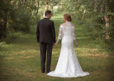 Bryllupsfoto brudepar fotograferet med ryggen til