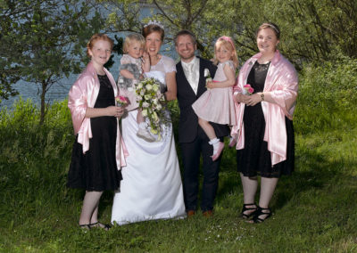 Bryllups foto med familie i naturlige omgivelser