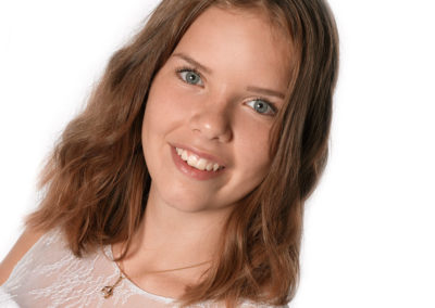 Konfirmationsbilleder med close-up af en brunhåret pige