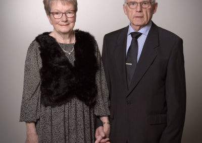 Par foto med mand og dame hånd i hånd