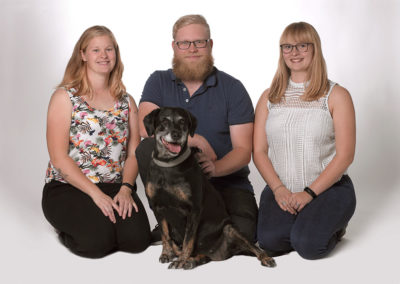 Unge foto tre unge mennesker sammen med deres hund